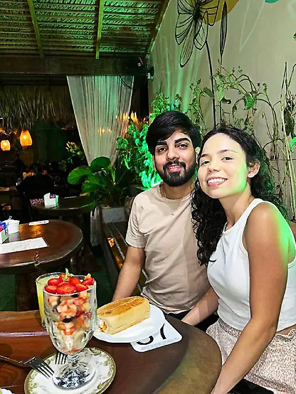 Namoradinha gostosa fazendo um boquete molhado