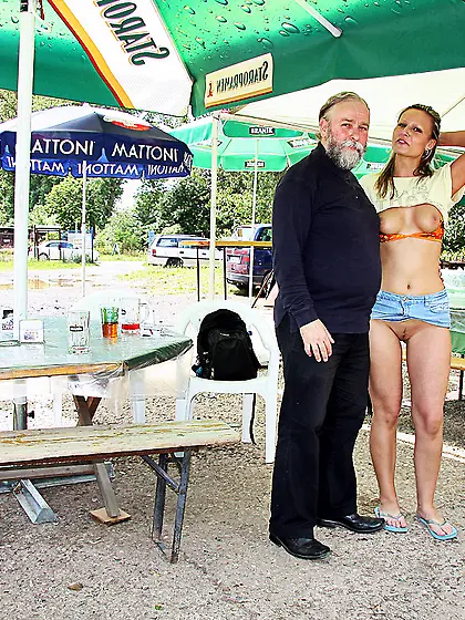 Daring girl publicly shagging