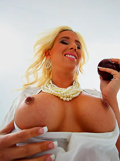 Sammie Spades gets off her sexy clothes and gets her nasty pussy