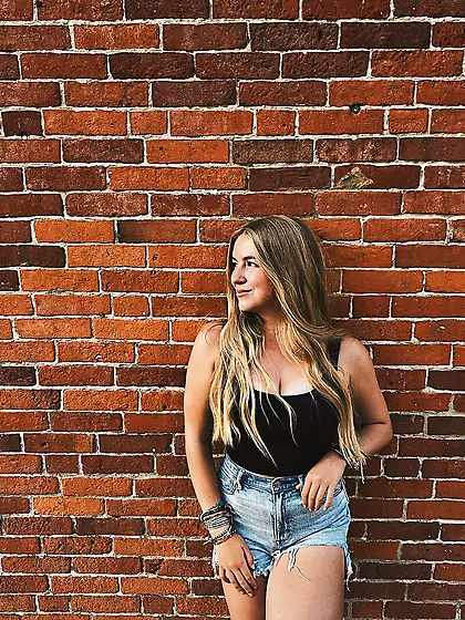 Morgan Thompson Busty Nonnude Cutie