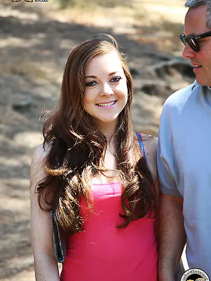 Lustful white GF pays no attention to cuckold and rushes to fuck