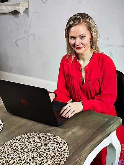 Watching porn on the laptop makes woman in the mood for a quick