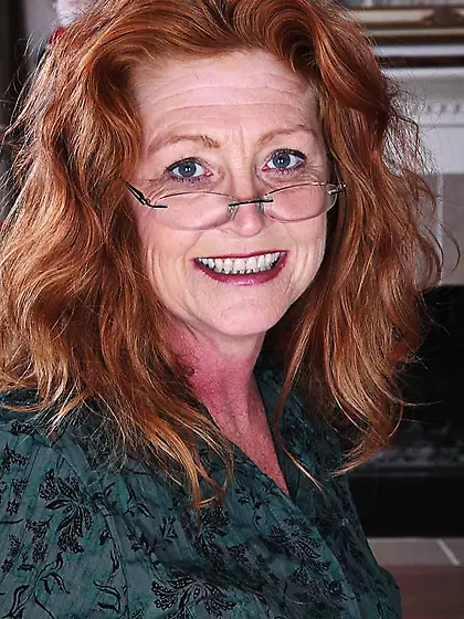 Do you want to see why redhead MILF Veronica Smith is getting so