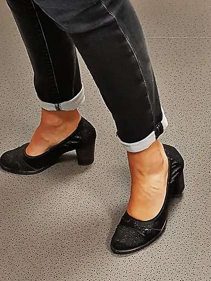 Voyeur Teen feet foot barefeet barefoot toes soles