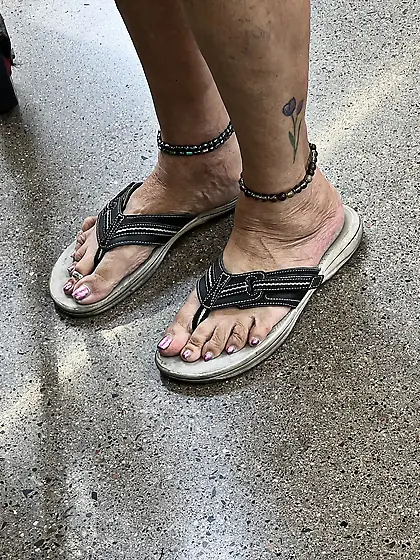 Gilf feet at supermarket