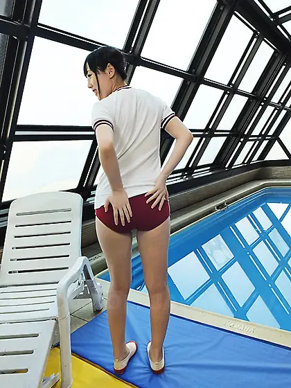 Asian girl Machiko Ono gets her shaved pussy creampied poolside