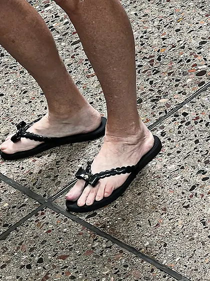 Gilf feet at supermarket