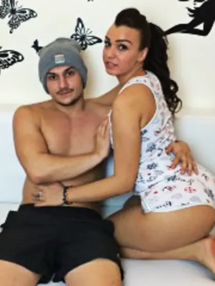 Brunette Jhon and Brunette Teen Selena Cameltoe.