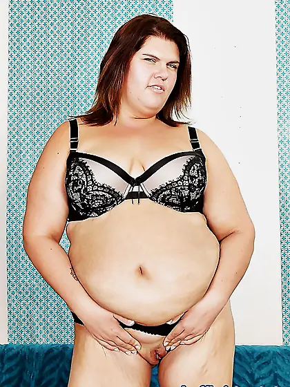 Chubby mother Danni Dawsonshows her pussy