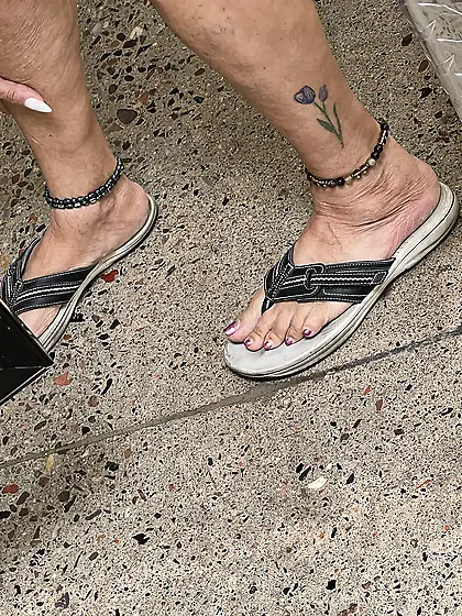 Gilf feet at supermarket