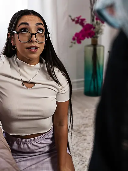 Long-haired beauty Madison Wilde gets eaten out before fucking