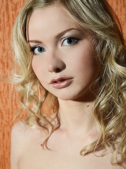 Neat blonde with a cute face exposes her naked body and that bel