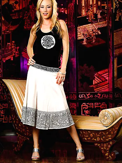 Skinny blonde Erin Nicole pulls off her white skirt and fingers