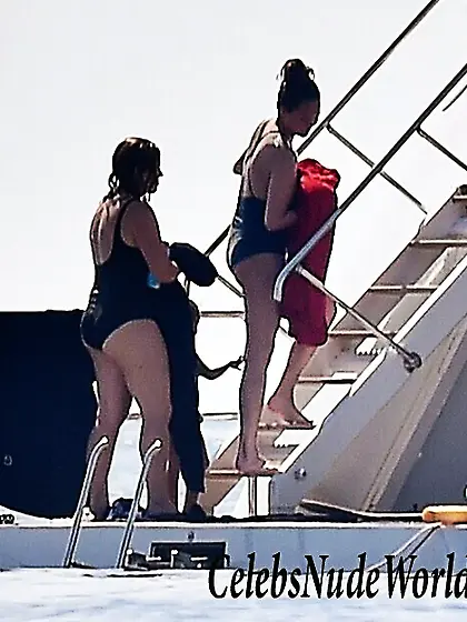 Chrissy Teigen Sexy