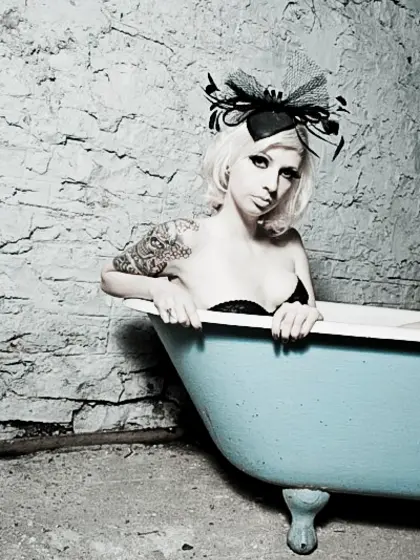 Kinky teen gal Lynn Pops strips her black corset and shows her r