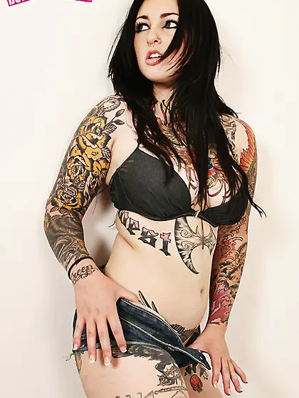 Adahlia and Joanna lick and finger each other