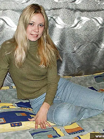 Teen blonde masturbates on the floor