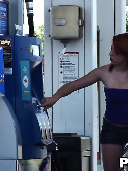 Stupid girl gets sharked on the gas station
