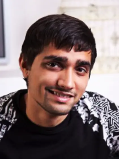 Brunette leon perform close