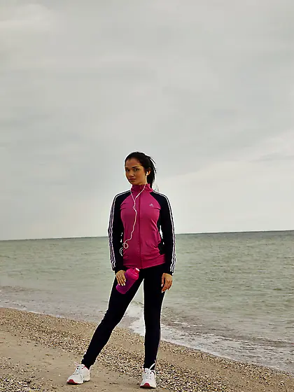 Dark-haired minx takes off her tracksuit while she's on the