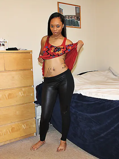 Black bimbo Sapphire Kiss is kissing,  licking and sucking the lu