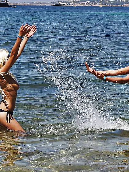 Without Bra beach strolling