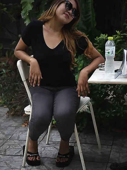 Stunning Asian chick for cash sucks and rides stranger's stiff w