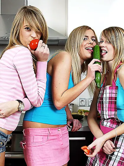 Blonde teenie lesbos toying