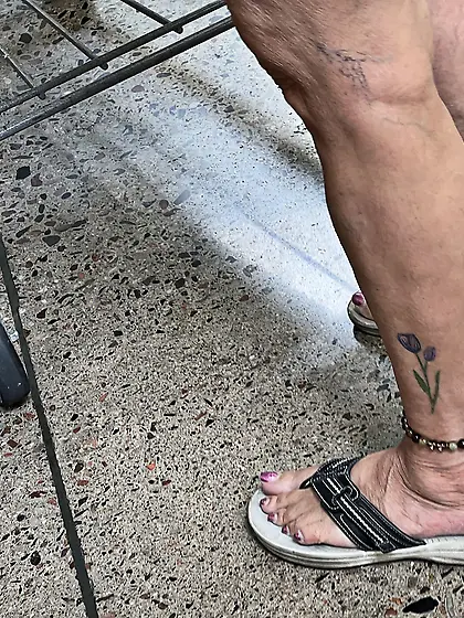 Gilf feet at supermarket