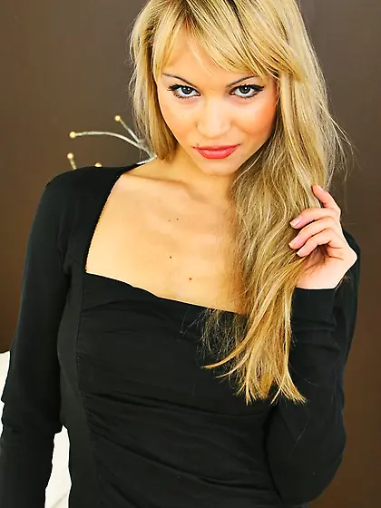 Pantyhose model Elen on high heels shows her sexy knockers while