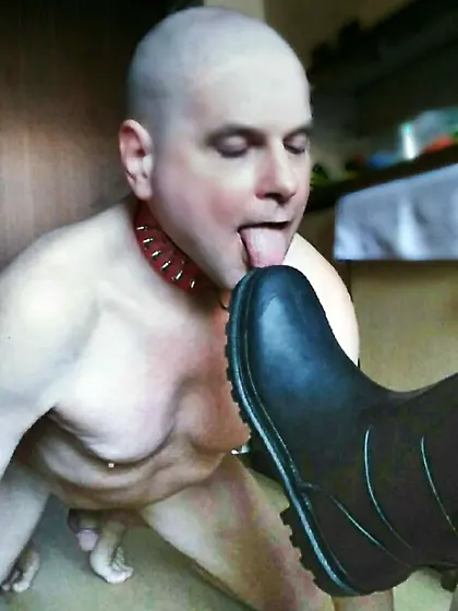 Dominatrix humiliates submissive male loser