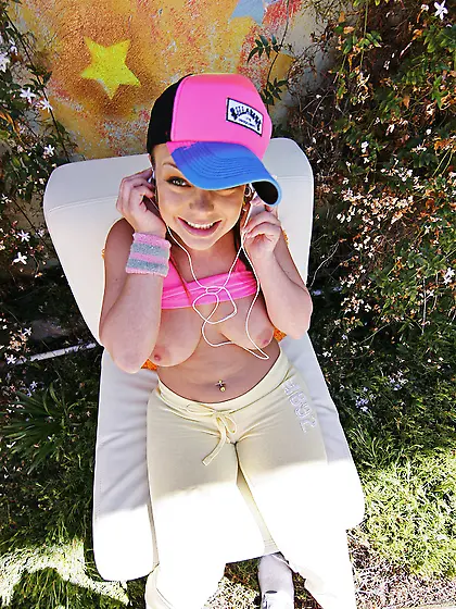 Katy Karson strips her clothes off outdoors and shows us her fan