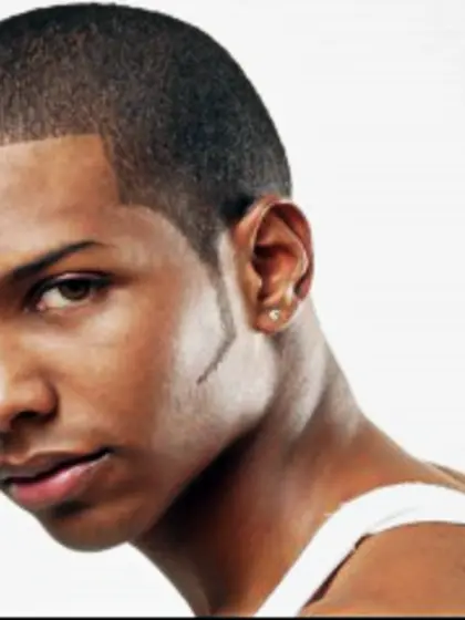 Brunette davis perform close