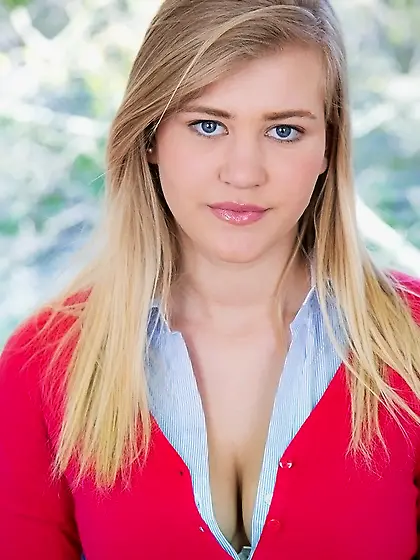 Blue-eyed college girl has juicy natural chest and can do the sp