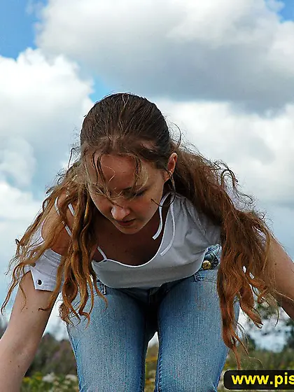 Teeb blonde pisses outdoor on rocks