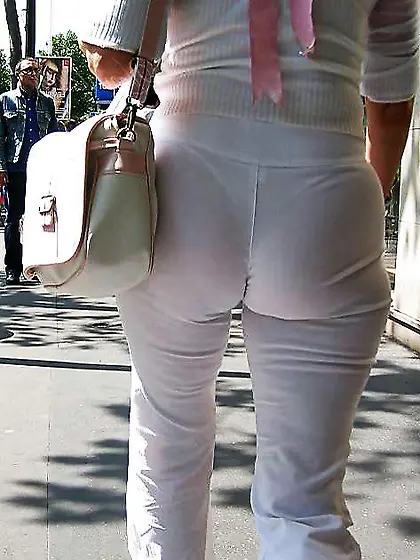 Madurita culona transparentando tanga