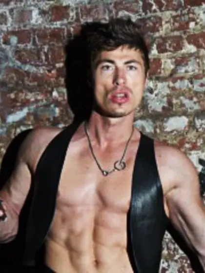 Blonde romeo perform close