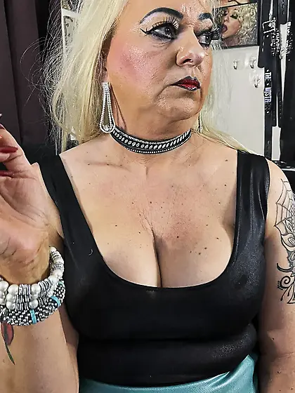 AUNTIE SHIRLEY SMOKING DIRTY