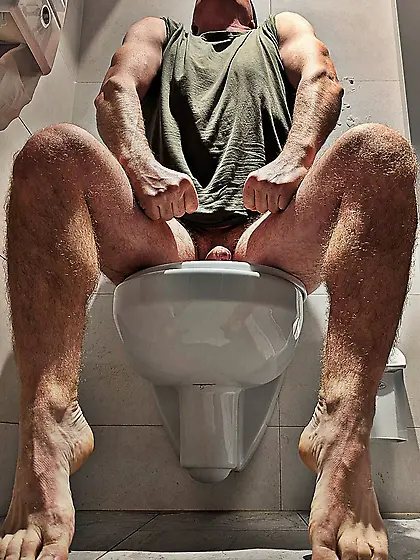 Andy Gymnast toilet rest stop lust 23