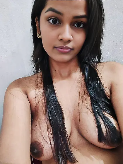 Indian cute girl showing her nude pusssy