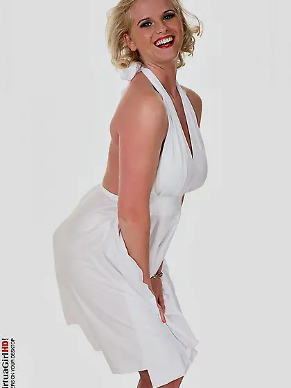 Busty blonde Sofia DDF is posing like Merylin Monroe and showing