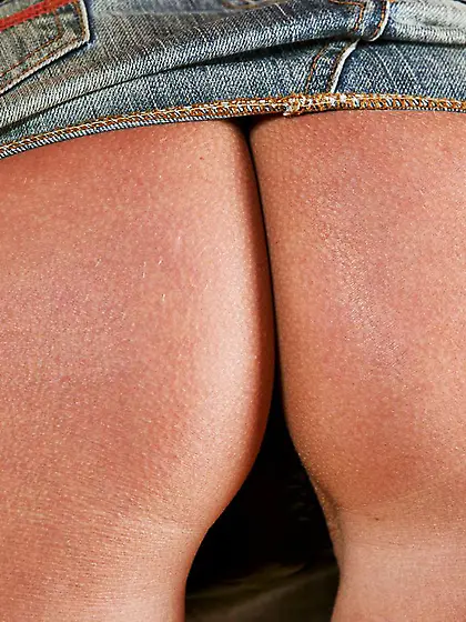 Luxurious looking teen Jessica Lux masturbates shaved pussy with