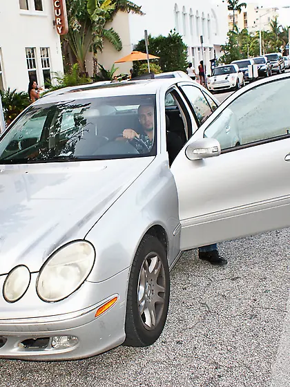 Leeza Lovette takes her sexy blue bikini off and gets her vagina