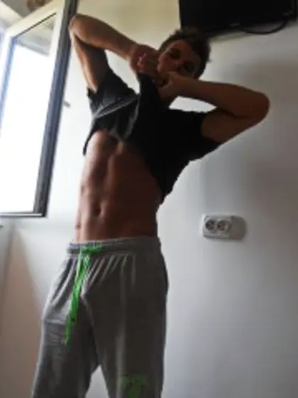 Brunette alesio perform close