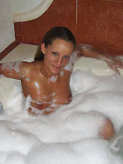 Blondie Mummy Waiting Bare In Sofa