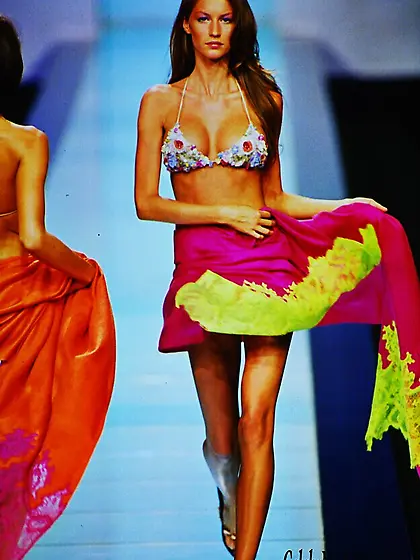 Gisele Bundchen sexy on the catwalk 4
