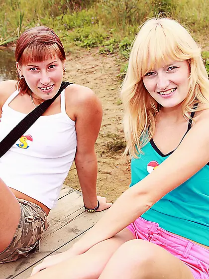 Teenage lezzies toying eachothers