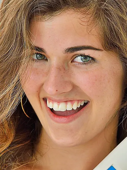 Thick babe with gorgeous curves revealing her natural breasts