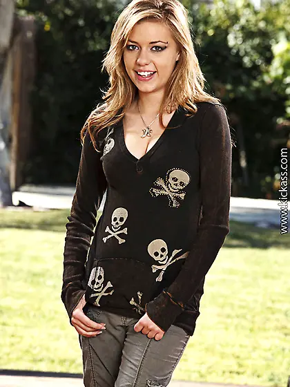 Blonde hottie likes huge