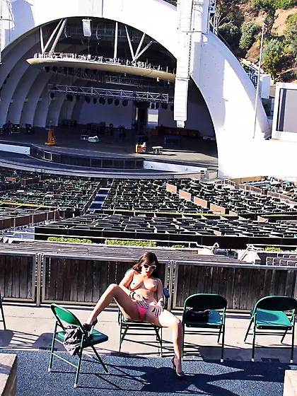 Girl in shades Jennifer White spreads her legs wide and toys her